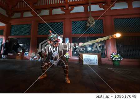 鬼　太山寺の追儺式　松明を持ち大太鼓の音に合わせて踊り悪霊退治 109517049