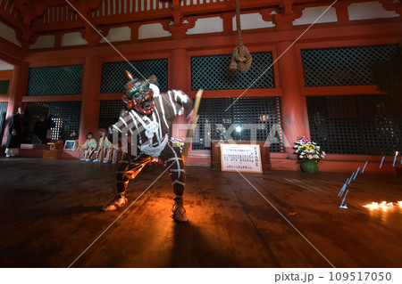 鬼　太山寺の追儺式　松明を持ち大太鼓の音に合わせて踊り悪霊退治 109517050