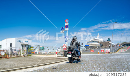 クルーザーバイクで横浜ツーリングをする女性ライダー 109517285