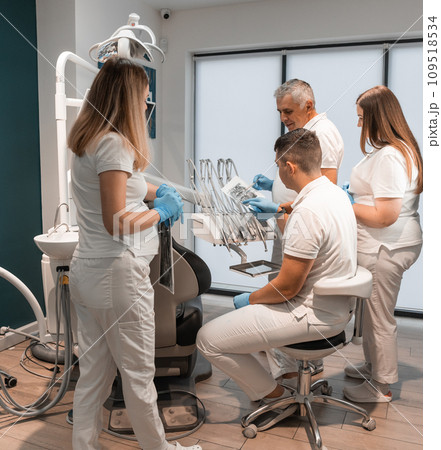 Specialized assistance. The dentist and his team are ready to provide comprehensive care and treatment to achieve a healthy smile for the patient 109518534