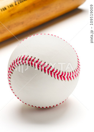 硬式野球ボールと木製バット 109519009