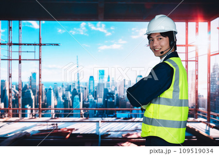 高層ビルの建築現場で作業をする若い男性 高層ビルの建築現場で作業をする若い男性 109519034