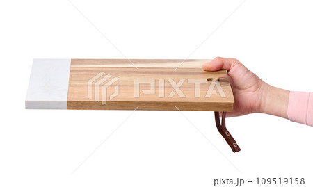 Female hand holding a rectangular empty kitchen board 109519158