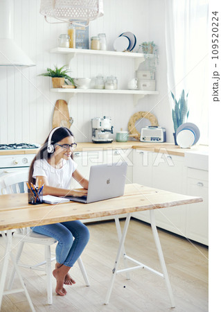 Preteen 12s girl e-learning Preteen 12s girl e-learning 109520224