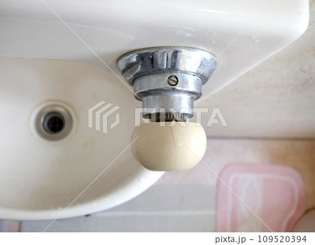 老朽化したトイレの自閉式水栓金具　セルフストップ 109520394