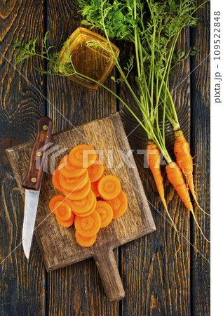 Wooden board with fresh carrots Wooden board with fresh carrots 109522848