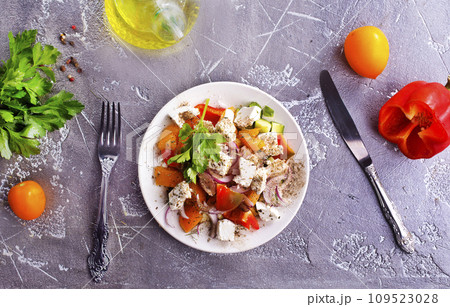 salad with fresh tomato and feta 109523028