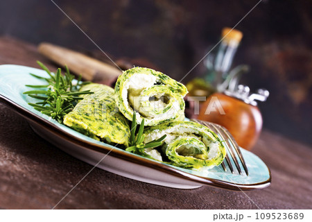 Rolls of spinach pancakes with cheese and shrimps 109523689