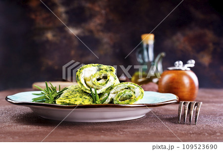 Rolls of spinach pancakes with cheese and shrimps 109523690