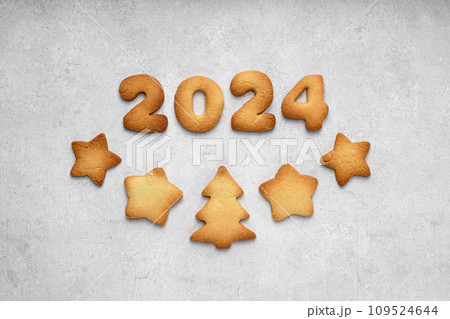 Cookies in the form of numbers 2024 in the center on the concrete background 109524644