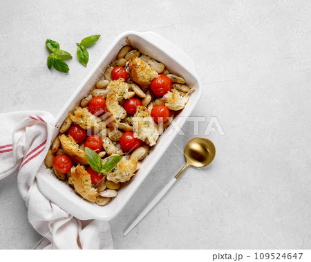 Stewed beans with tomato, spices and bread. In a color plate. Top view. 109524647