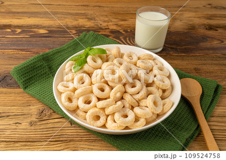 Cereal Rings Isolated, Breakfast Rice Loops, Corn Cereals Snack Cereal Rings Isolated, Breakfast Rice Loops, Corn Cereals Snack 109524758