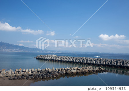 海岸のテトラポット 109524938