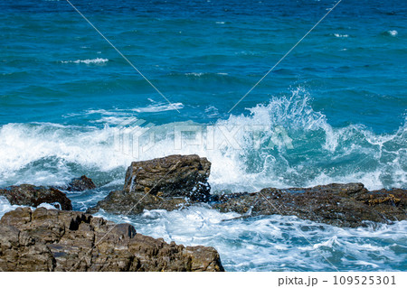 岩礁と波しぶき 109525301