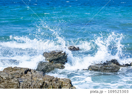 岩礁と波しぶき 109525303