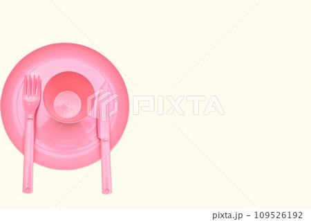 Pink plastic cup, plate, fork,knife for camping, isolated on white Pink plastic cup, plate, fork,knife for camping, isolated on white 109526192