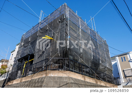 住宅の外壁塗装のための足場と養生ネット 住宅の外壁塗装のための足場と養生ネット 109526850