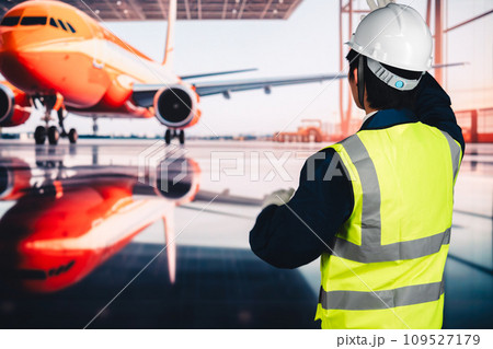 飛行機の格納庫で作業をする男性 109527179