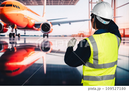 飛行機の格納庫で作業をする男性 飛行機の格納庫で作業をする男性 109527180