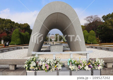 原爆ドームと慰霊碑　世界遺産　広島市　広島県 109527202