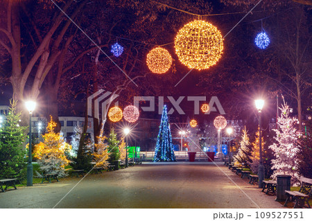 Christmas street at night, Colmar, Alsace, France 109527551