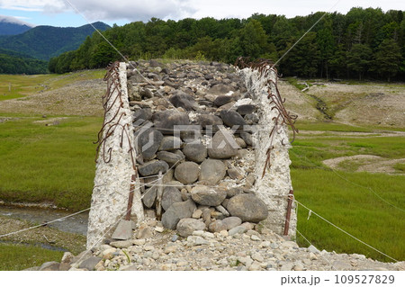 夏のタウシュベツ川橋梁跡 109527829