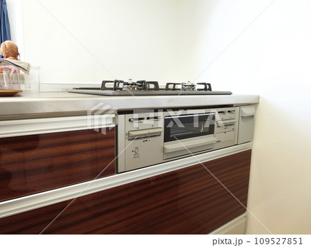 住宅用のキッチンにある調理用ガスコンロ 109527851