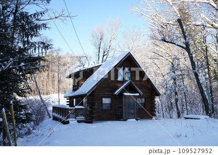 青空 雪の中の小屋 青空 雪の中の小屋 109527952