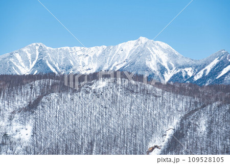 積雪する冬の山々 109528105