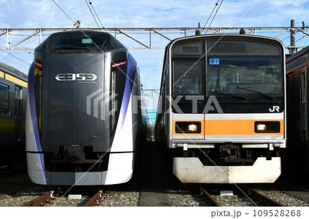 車両基地で並ぶE353系と中野表示の209系1000番台 109528268
