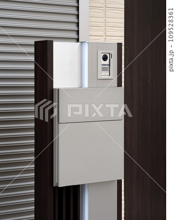 戸建て住宅の宅配ボックス付き郵便受け　 109528361