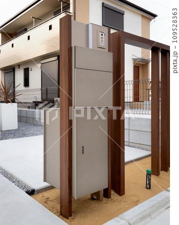 戸建て住宅の宅配ボックス付き郵便受け　 109528363