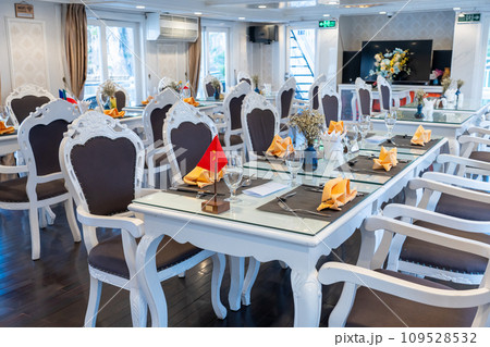 ベトナム　ハロン湾クルーズのクルーズ船の船内のレストラン 109528532