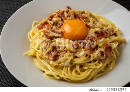 カルボナーラパスタ　卵黄乗せ　黒抜き　俯瞰 109528575