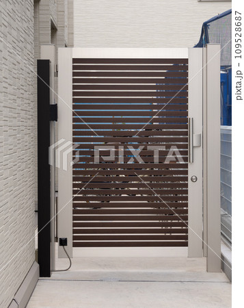 アパートの非常口 109528687