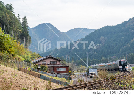 【高山本線】山間部の集落を駆け抜ける特急ひだ 【高山本線】山間部の集落を駆け抜ける特急ひだ 109528749