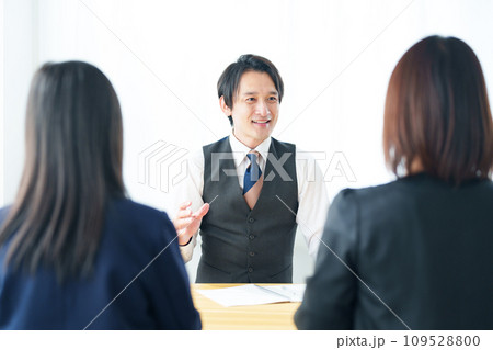 教師と面談をする親子 109528800