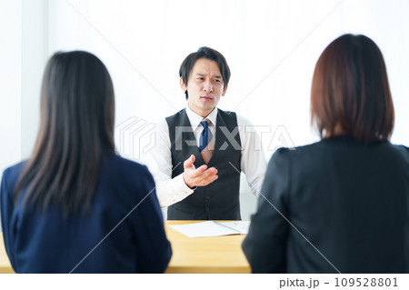教師と面談をする親子 109528801