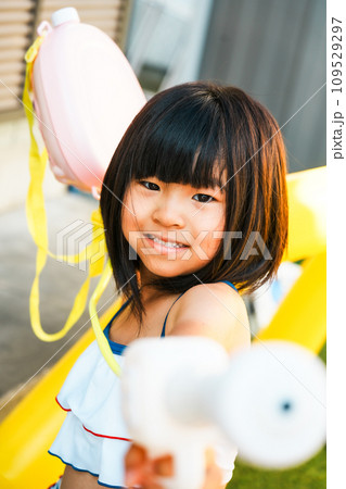 笑顔で水遊びをする女の子 笑顔で水遊びをする女の子 109529297