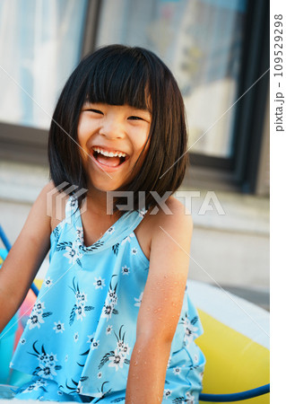 笑顔で水遊びをする女の子 109529298