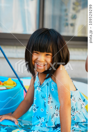 笑顔で水遊びをする女の子 109529299