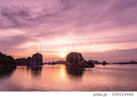 ベトナム　ハロン湾クルーズのクルーズ船の船上デッキからの夕陽の眺め 109529460
