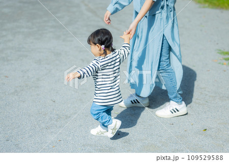 公園で遊ぶ親子　 109529588