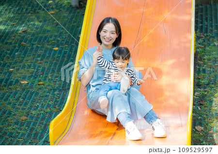 公園で遊ぶ親子　 109529597