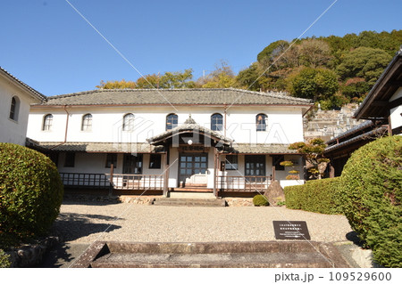 四国西予市卯之町の町並み「開明学校」 109529600