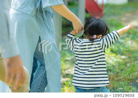 公園で遊ぶ親子　 109529608