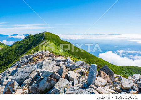 夏の爺ヶ岳登山(爺ヶ岳南峰から中峰を望む) 夏の爺ヶ岳登山(爺ヶ岳南峰から中峰を望む) 109530655