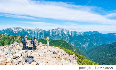 夏の爺ヶ岳登山(爺ヶ岳南峰から立山・剱岳方面の眺め) 夏の爺ヶ岳登山(爺ヶ岳南峰から立山・剱岳方面の眺め) 109530659