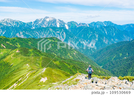 夏の爺ヶ岳登山（爺ヶ岳南峰から剱岳方面の眺め） 109530669