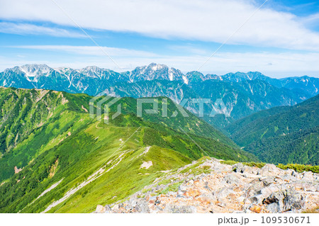 夏の爺ヶ岳登山(爺ヶ岳南峰から立山・剱岳方面の眺め) 夏の爺ヶ岳登山(爺ヶ岳南峰から立山・剱岳方面の眺め) 109530671
